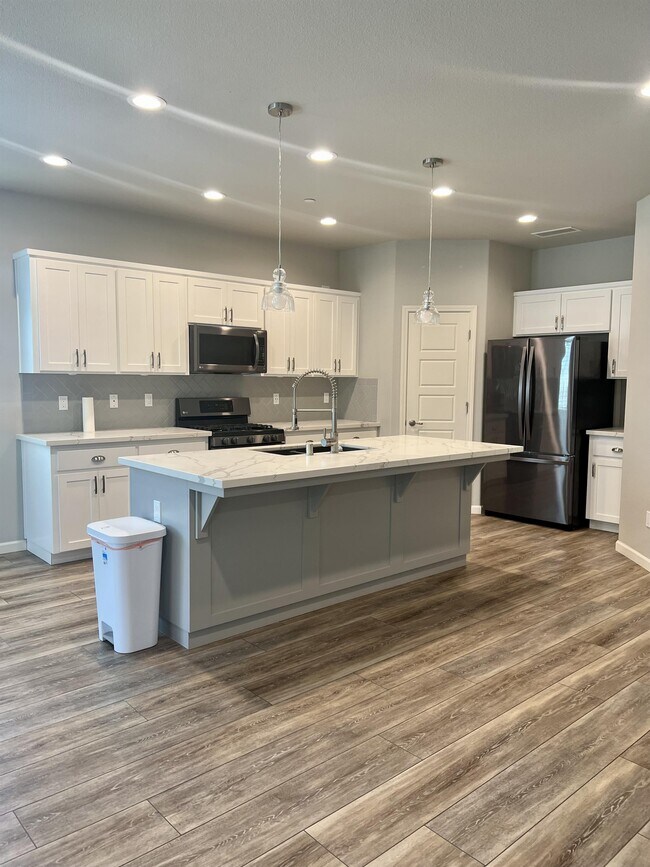 Building Photo - 233 Karen Ave