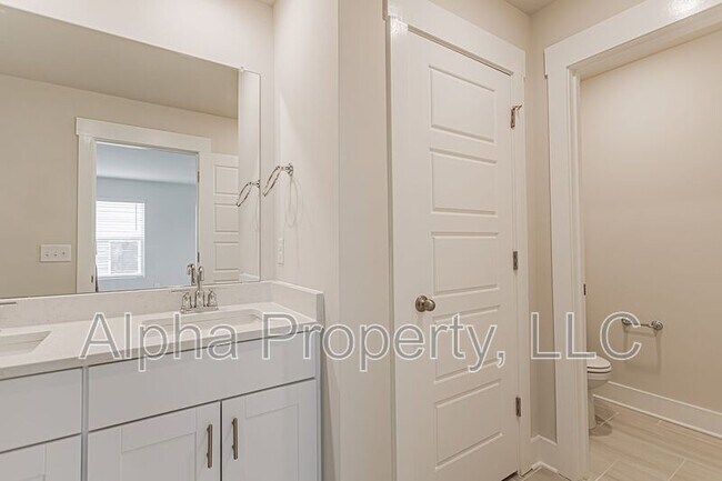 Building Photo - 422 Ellis Mill St