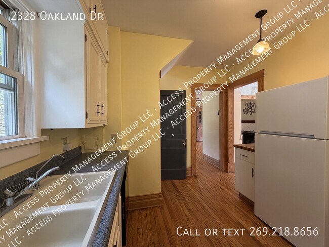 Building Photo - 2328 Oakland Dr