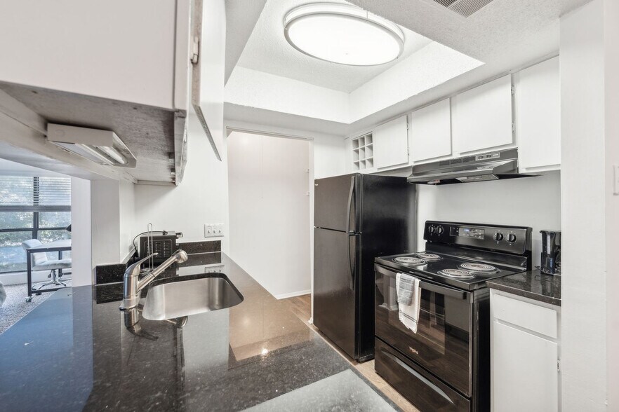 Building Photo - 3000 Northwood Dr