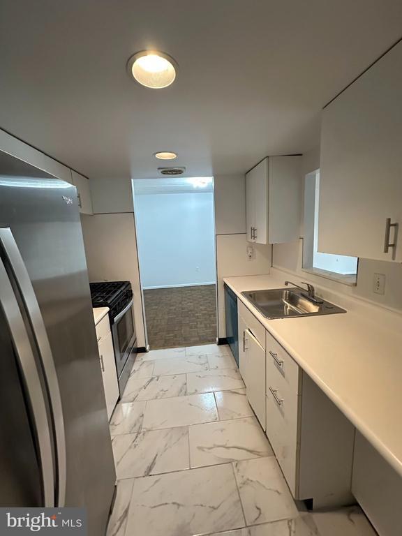 Building Photo - 100 West Ave