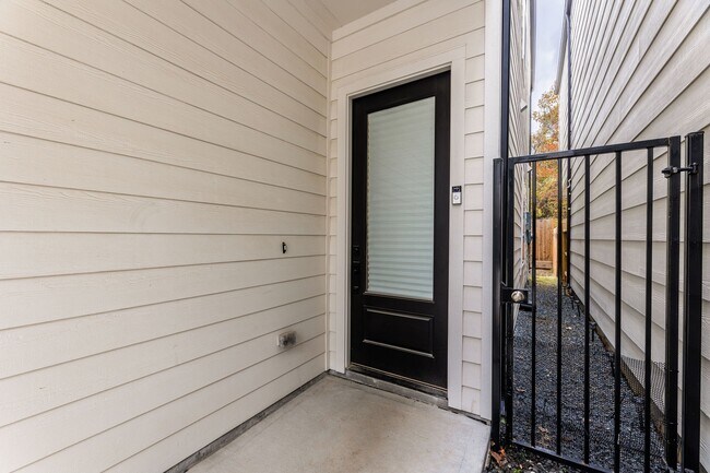 Building Photo - 5725 White Magnolia St.