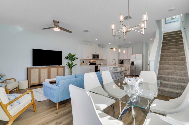 Building Photo - 5719 SE Edgewater Cir