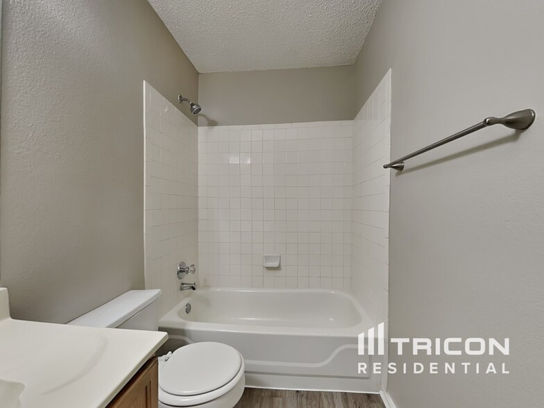 Building Photo - 931 Whispering Hollow Dr