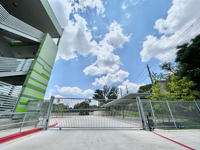 Building Photo - 4004 Banister Ln