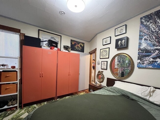 Building Photo - 223 Paris St