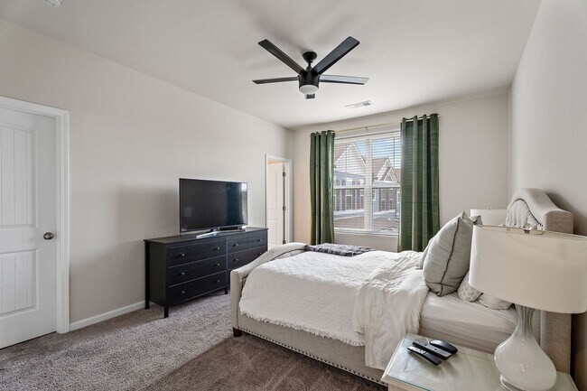 Building Photo - Townhome For Lease
