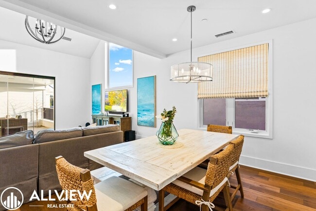 Building Photo - Gorgeous 3 bed 3.5 bathroom home available...