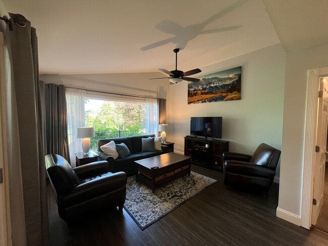 Building Photo - 2 Bed 2 Bath Unfurnished Golf Course Townhouse