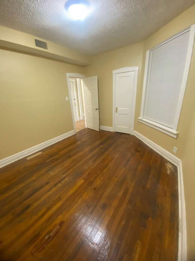 Building Photo - 5952 W Roosevelt Rd