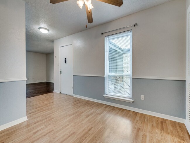 Building Photo - Spacious Updated 2 Bed 2 Bath Unit in Wedg...