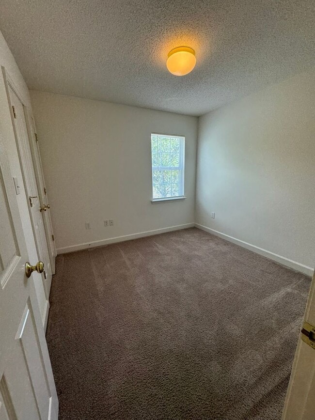 Building Photo - 129 Clusters Cir