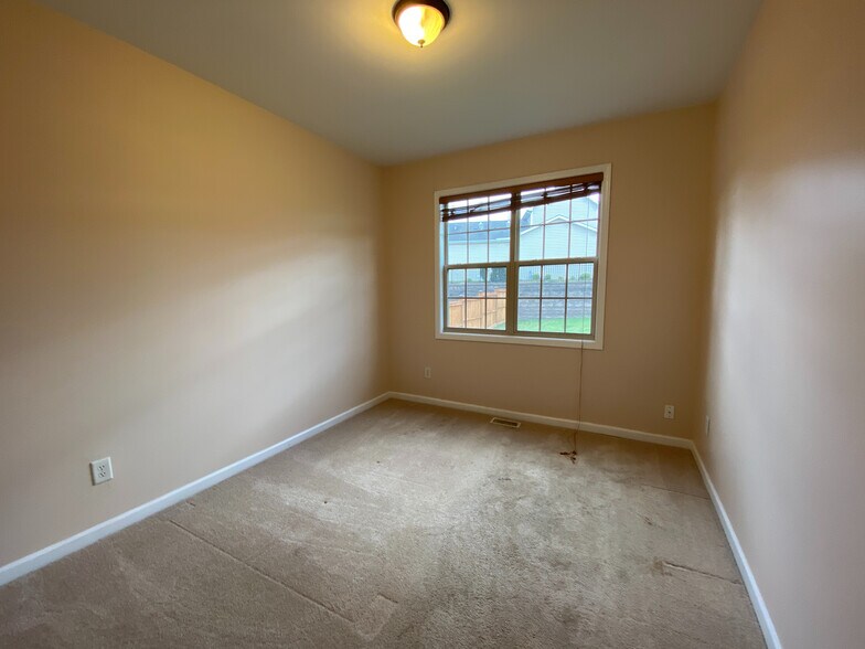 Building Photo - Room in House on Kinsley Pl