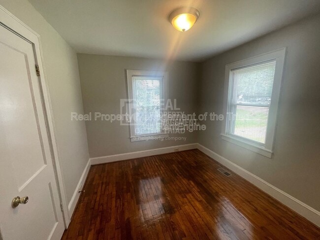 Building Photo - 121 Robbins St