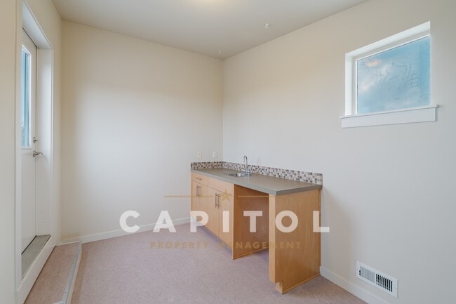 Building Photo - 3166 Vista Verde Ln SW