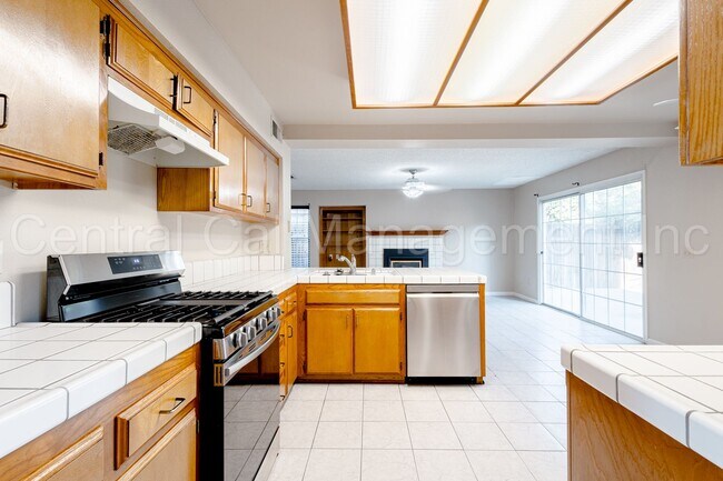 Building Photo - 3 Bedroom/2.5 Bath Home in Silver Creek - $2295 Per Month!