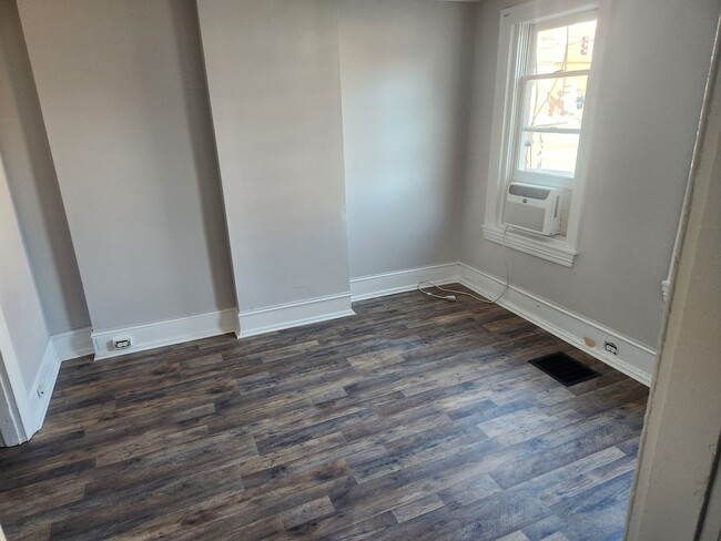 Building Photo - 5 bedroom end unit townhome for rent