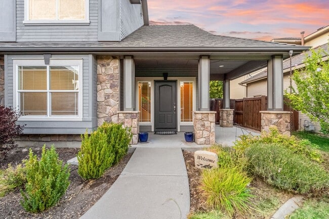Building Photo - SE BOISE 5BD/3.5BA PLUS OFFICE