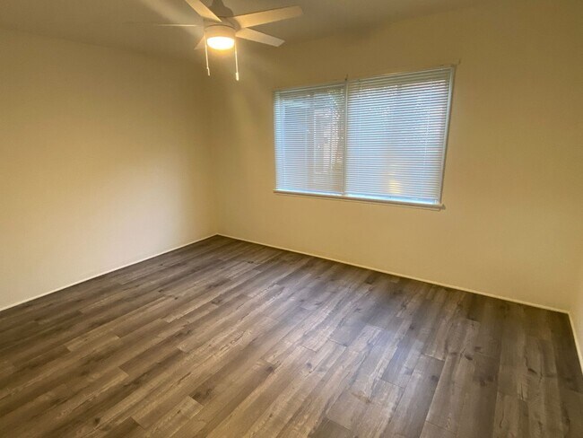 Building Photo - 5650-5652 Rocket St