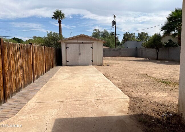 Building Photo - 1419 E Earll Dr