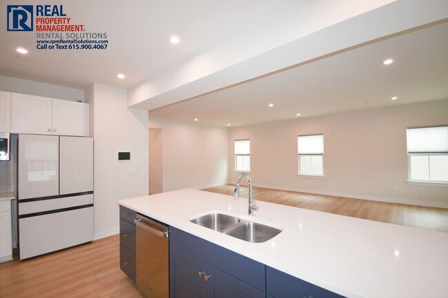 Building Photo - Luxury 4 bd 3.5 bath with office, bonus ro...