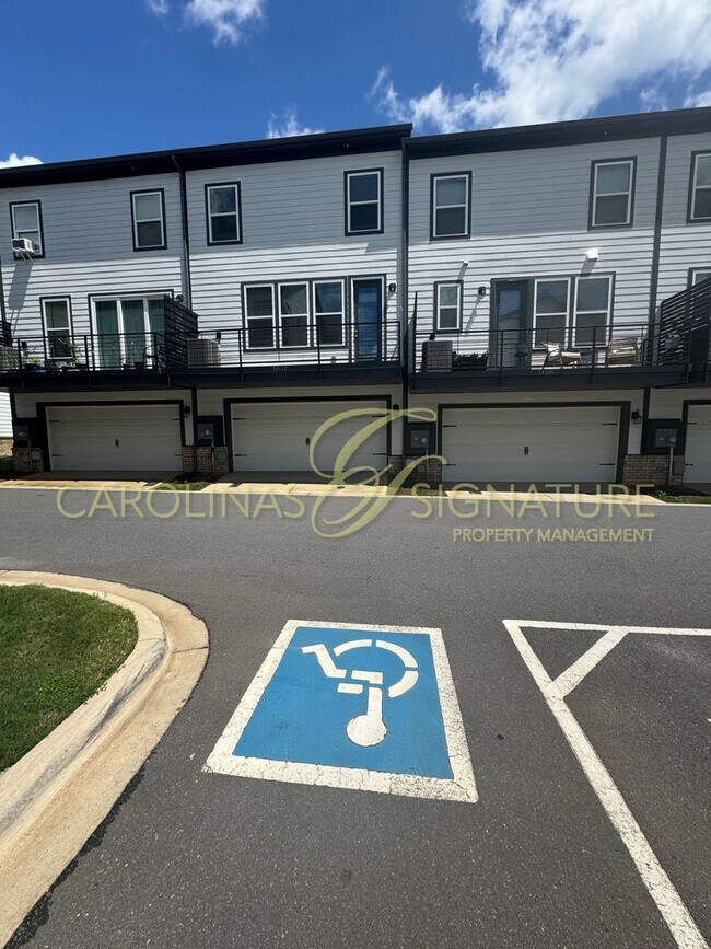 Building Photo - Fantastic 3BR/2.5BA Townhome located in The Elm at Stonecrest