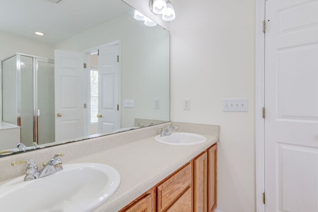 Building Photo - 3 Bedroom Townhouse in Wakefield with 1 Ca...