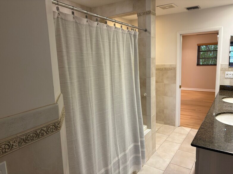 Building Photo - 3951 NE 17th Ave