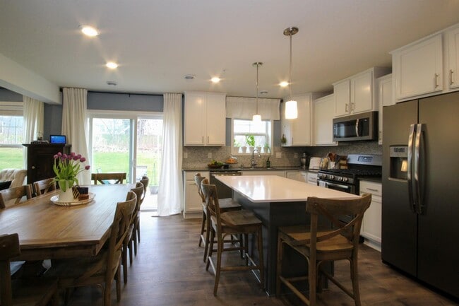 Building Photo - 5888 Royalton Rd NE