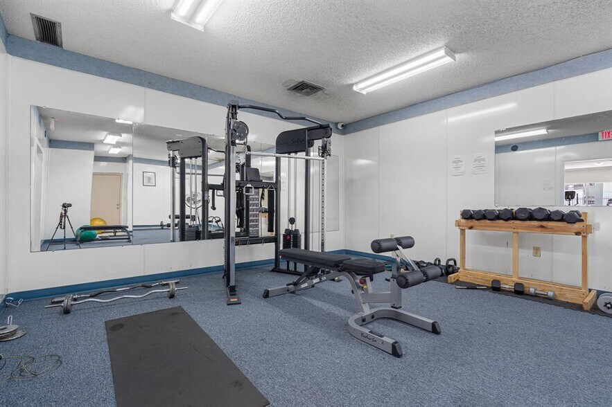 Building Photo - 809 W Oakland Park Blvd