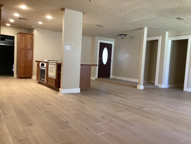 Building Photo - 2511 Peaceful Valley Dr