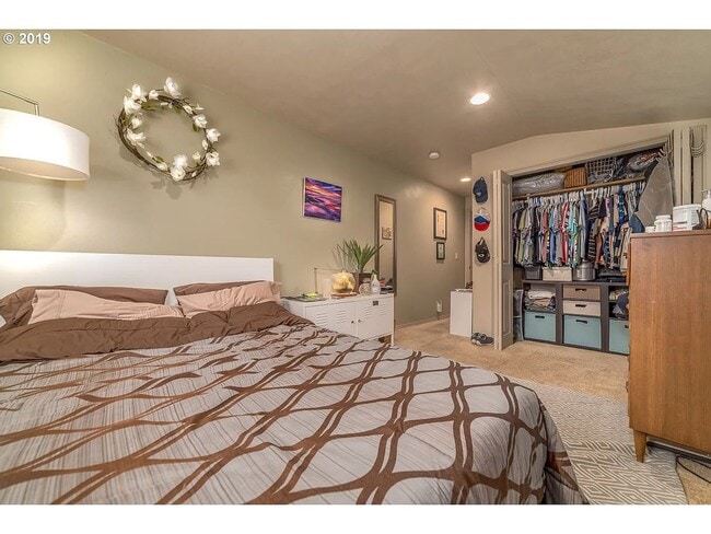Building Photo - Charming 4-Bedroom Home Near UO Campus – Spacious, & Well-Maintained