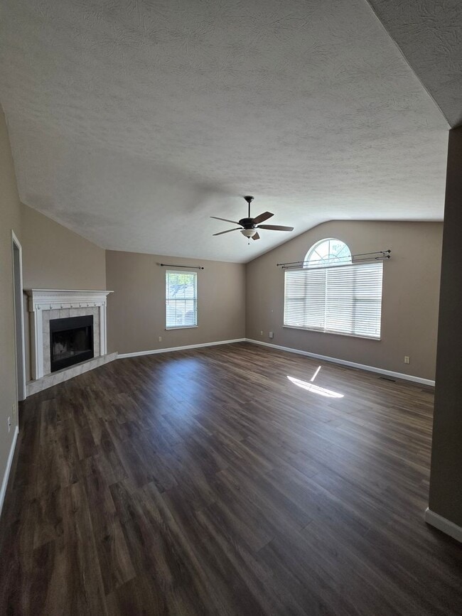 Building Photo - 1012 Willow Creek Cir