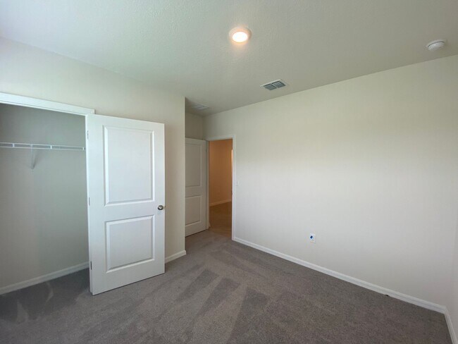 Building Photo - Desirable SE Ocala Neighborhood - Lake Dia...