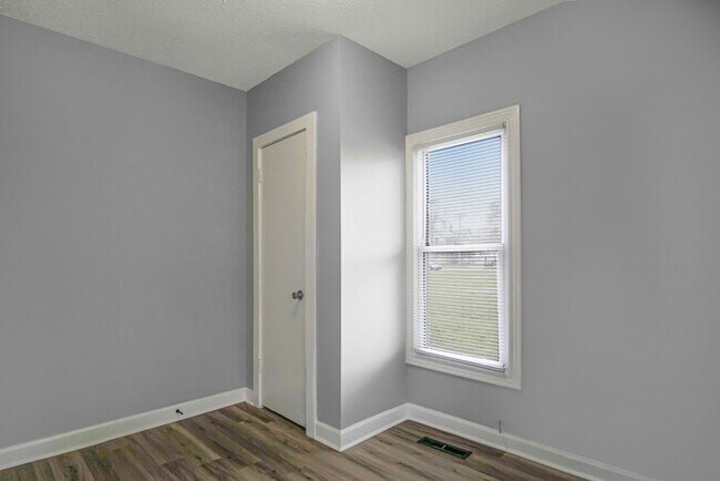 Building Photo - Coming Soon - Large 4 Bedroom in Mishawaka!