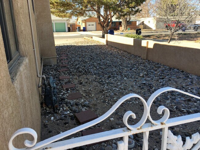 Building Photo - 2 Bed 1.5 Bath | Single Story | Nob Hill L...