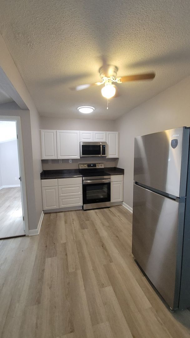 Building Photo - 2 bedroom 1 bath house - 3 minutes from No...