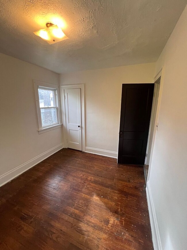 Building Photo - Section 8 Accepted: Affordable 4 Bed, 1 Ba...