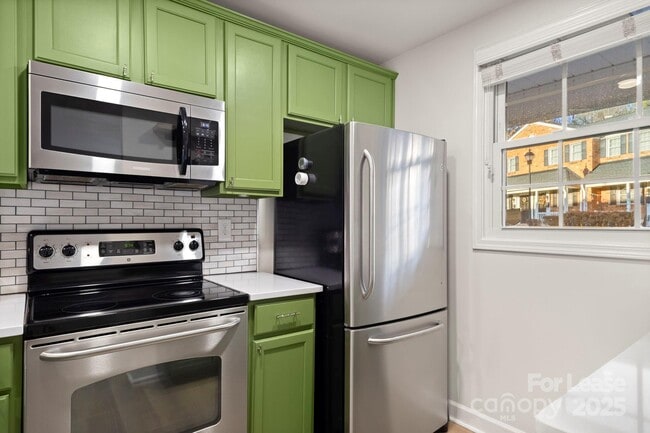 Building Photo - 1318 Green Oaks Ln