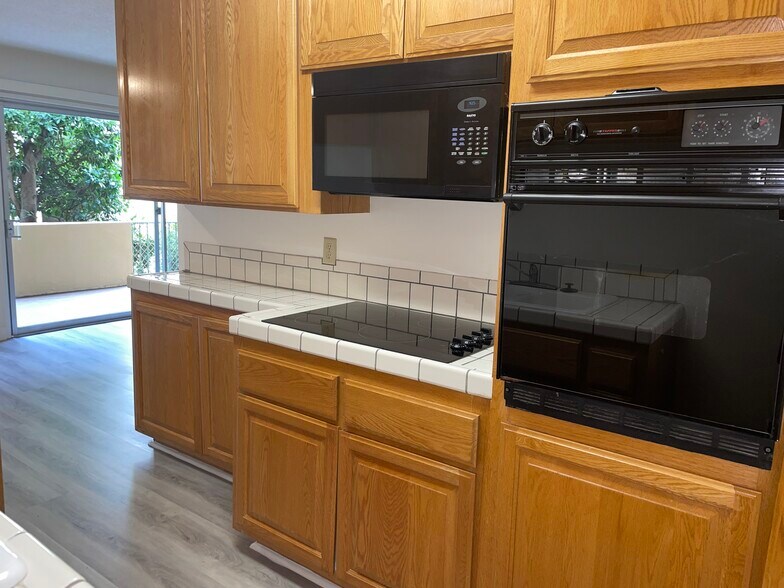 Building Photo - 17424 Burbank Blvd