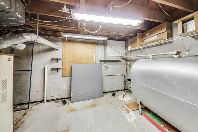 Building Photo - Perfect on Parkway --- Gorgeous, Fully Upd...