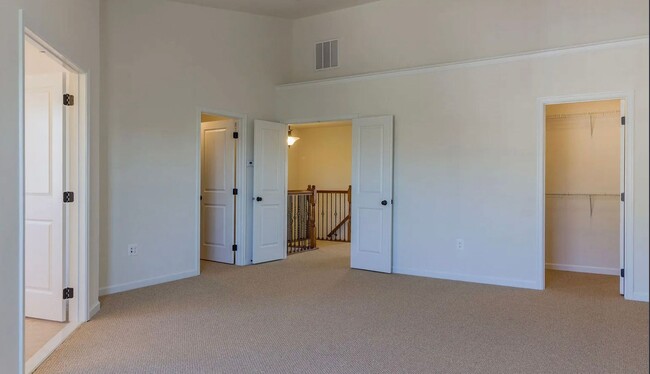 Building Photo - Stunning 3 Level, 3 Bed 3.5 Bath Townhome ...