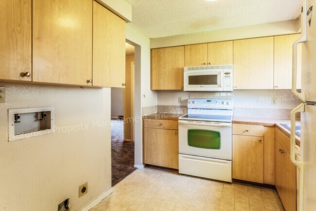 Building Photo - 915/917 Camelot Court