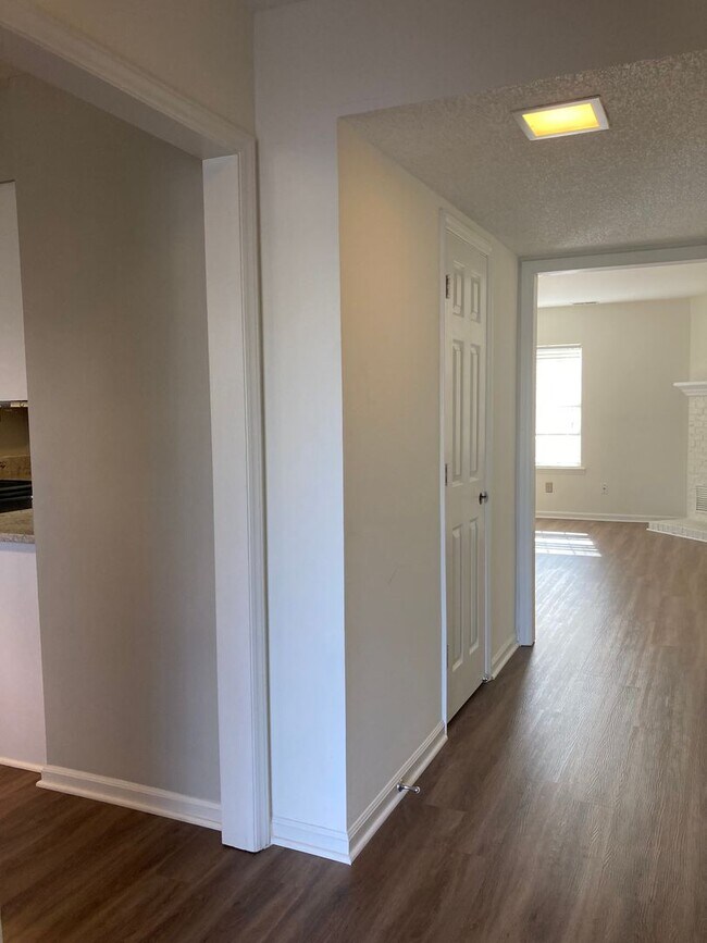 Building Photo - South Charlotte Townhome for Immediate Mov...