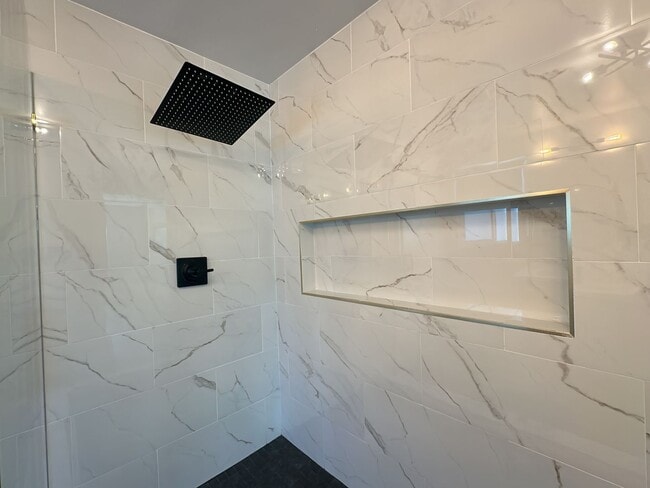 Building Photo - Spacious 3 Bed 3 Bathoom in Long Beach