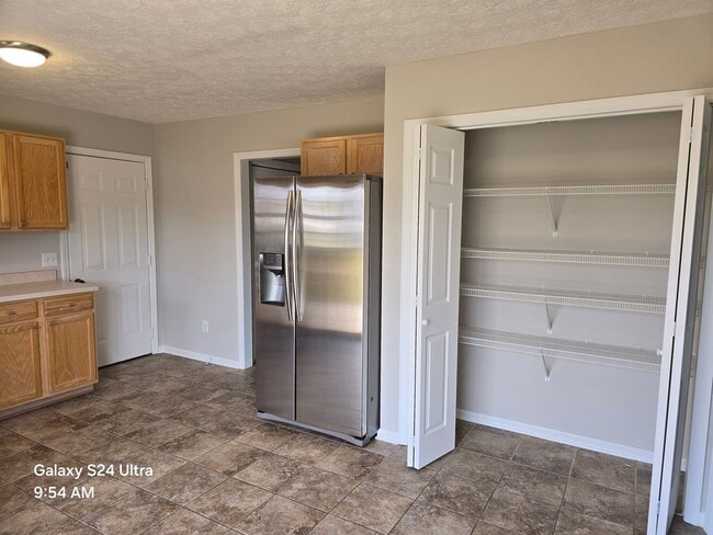 Building Photo - 3 Bedroom, 2 bath house with a bonus room and one car garage.