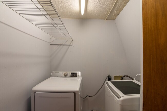 Building Photo - 2865 Old Thomson Rd