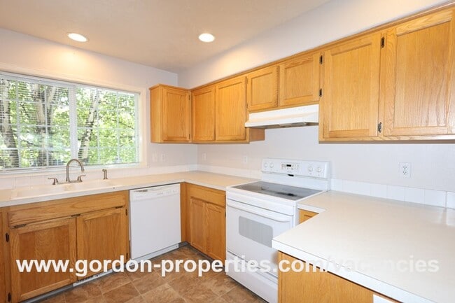 Building Photo - NE Halsey St - 2 bedroom townhouse with de...