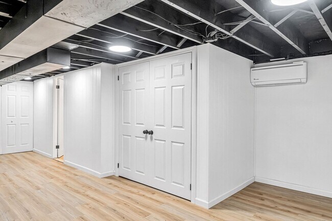 Building Photo - 557 Maple Rd