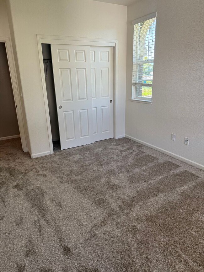 Building Photo - GORGEOUS 3 BEDROOM 2.5 BATH TOWNHOUSE